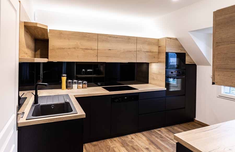 Cuisine créée sur mesure avec un design très moderne en bois et en Corian noir