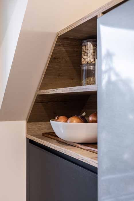 Meuble de rangement sous un escalier