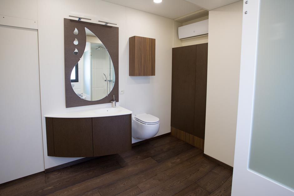 Toilettes d'un restaurant ou d'une entreprise, moderne et design