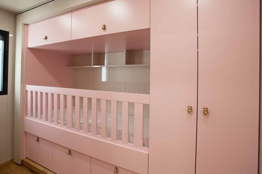 Lit en hauteur pour petite fille