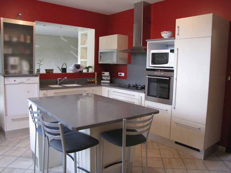 Cuisine aménagée avec ilot et plan de travail en Corian