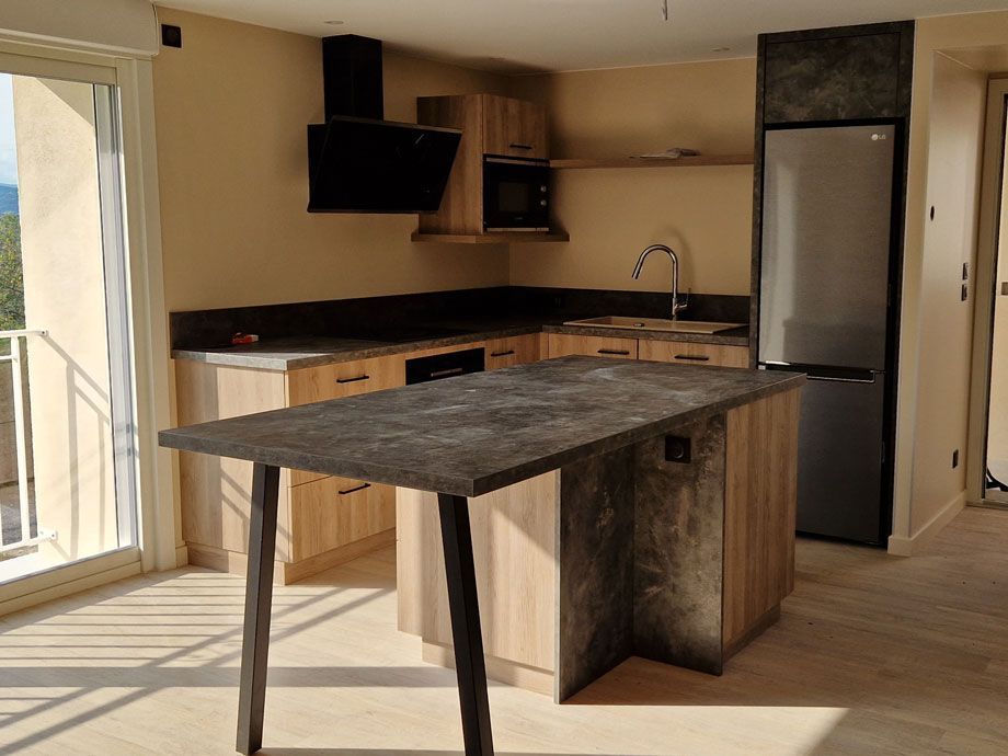 Table de cuisine faite sur mesure en Corian