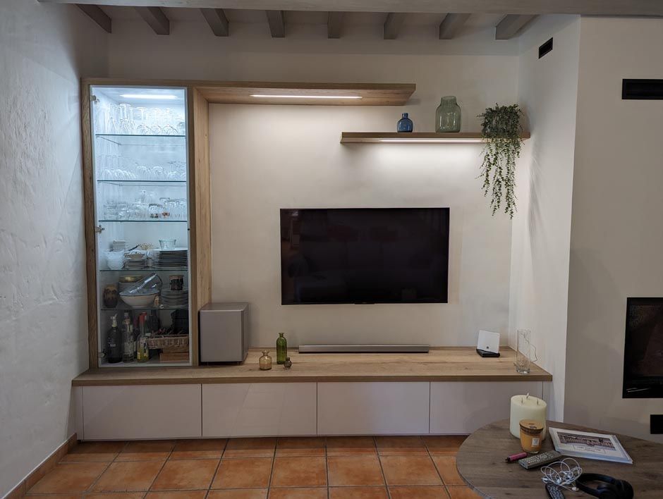 Meuble de salon sur mesure dans un salon compacte