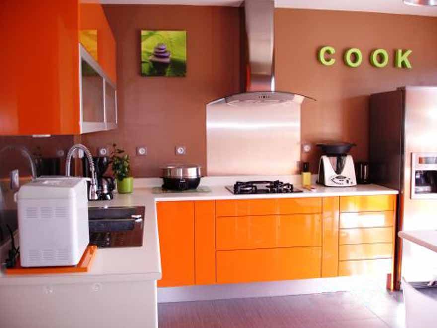 Grand cuisine moderne orange et blanche