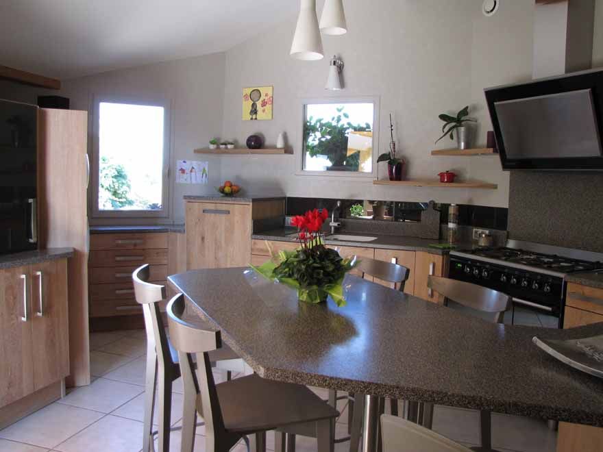 Cuisine avec une grande table en Corian simili marbre