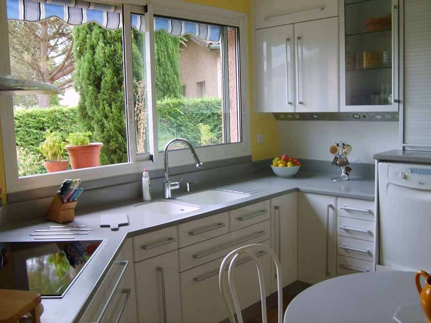 Cuisine lumineuse en angle dans une maison