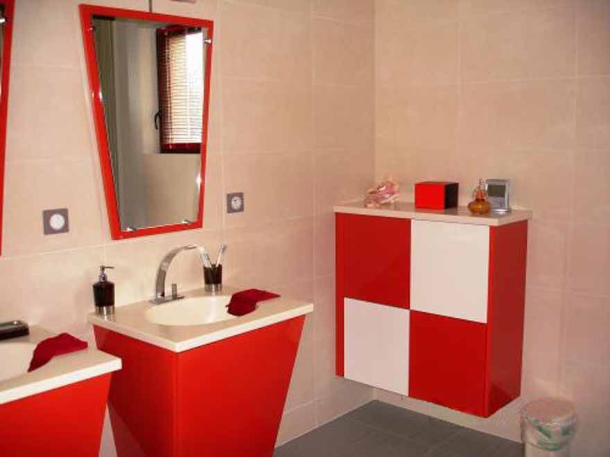 Salle de bain rouge et blanc