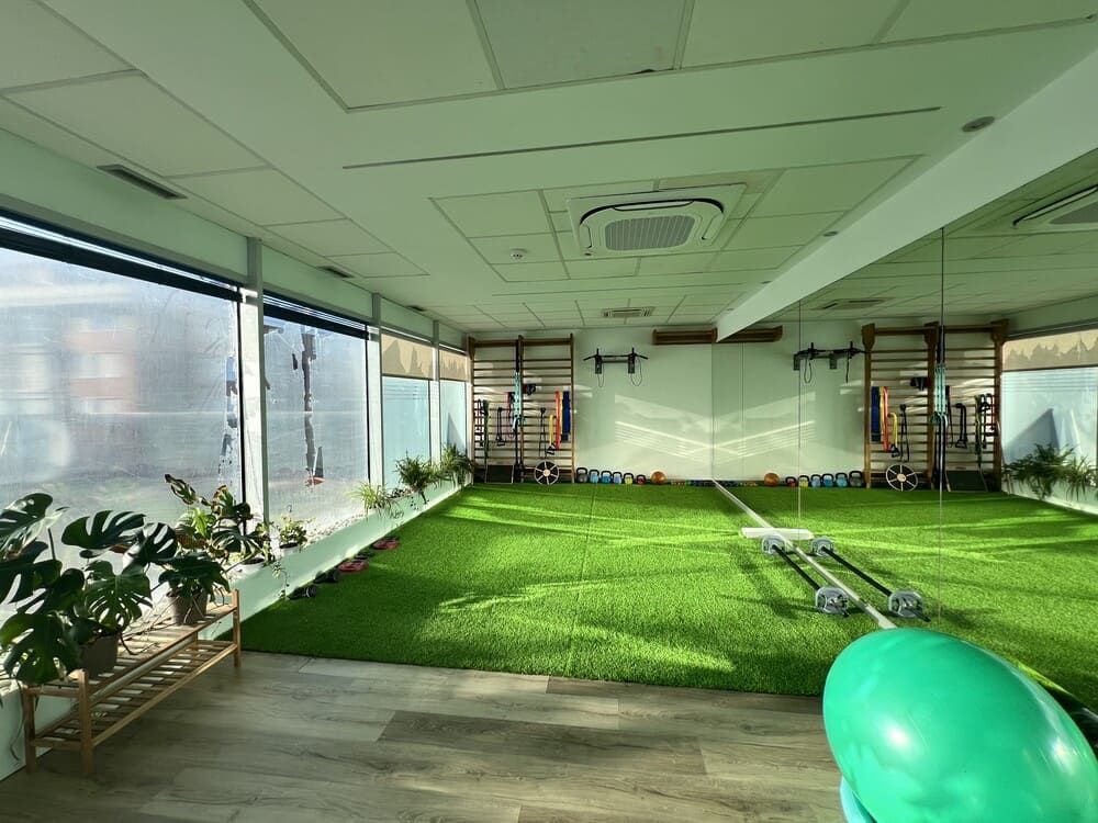 Hay una bola verde en el medio de la habitación.