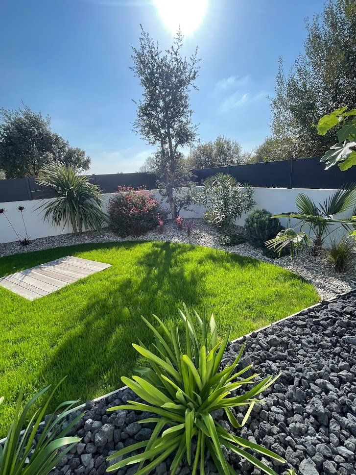 Jardin et pelouse ensoleillés