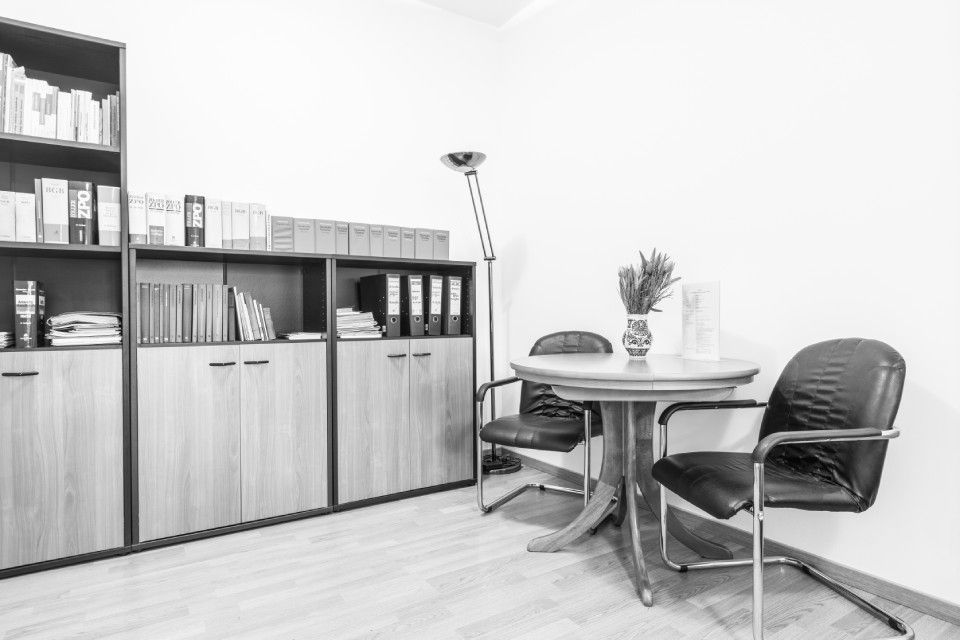 Büro mit Aktenschrank und Tisch und Stuhl in der Kanzlei von Starke Lutz