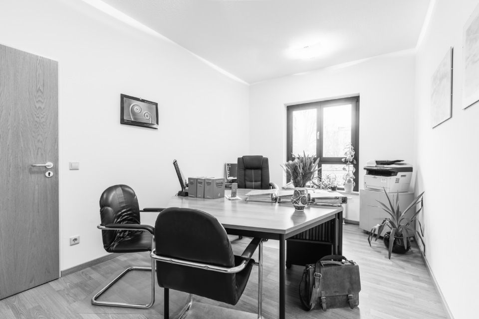 Büro mit Schreibtisch, Stühlen, Gesetzestexten und Aktenkoffer in der Anwaltskanzlei Starke Lutz