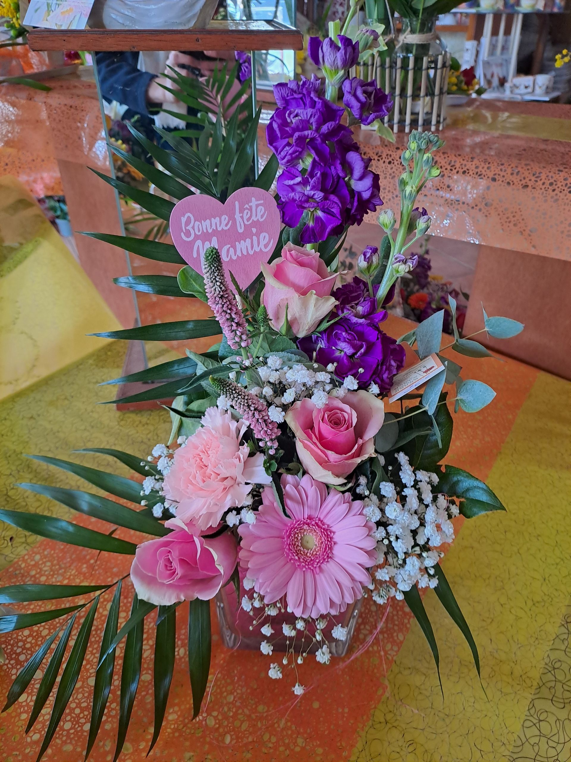 Une composition florale dans les tons roses