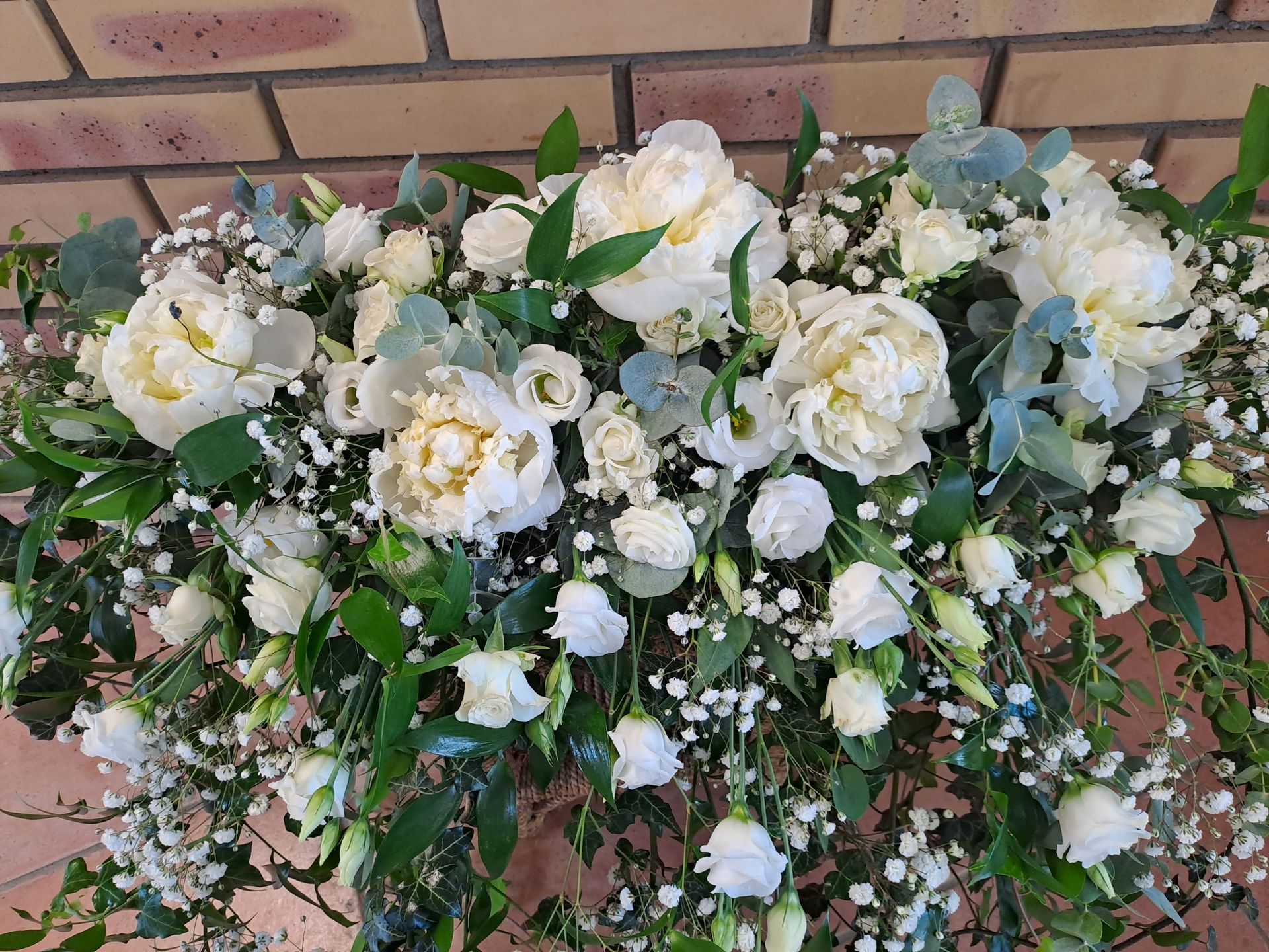 Un bouquet de fleurs aux teintes printanières