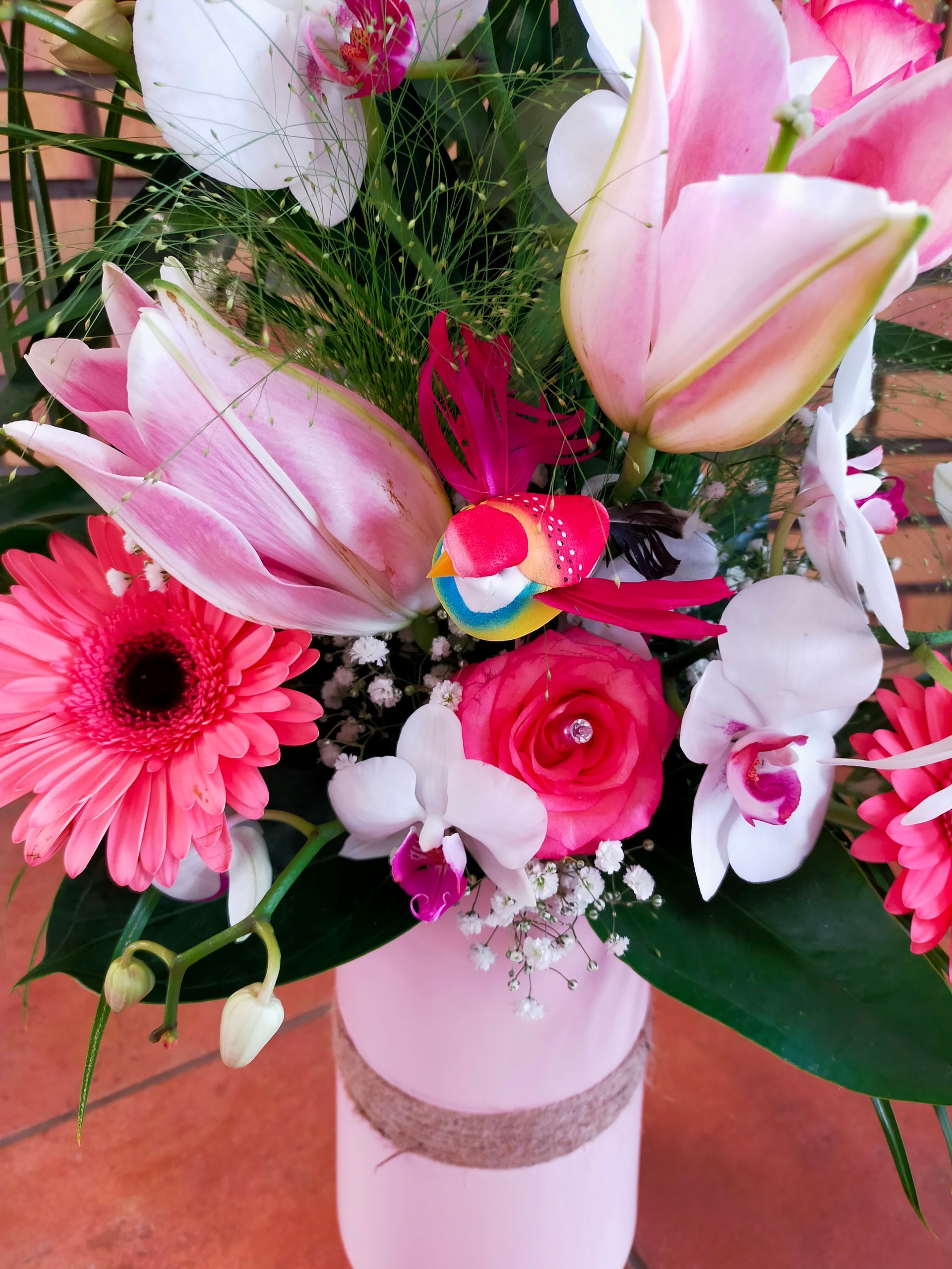 Un zoom sur un bouquet de fleurs aux tons rosés