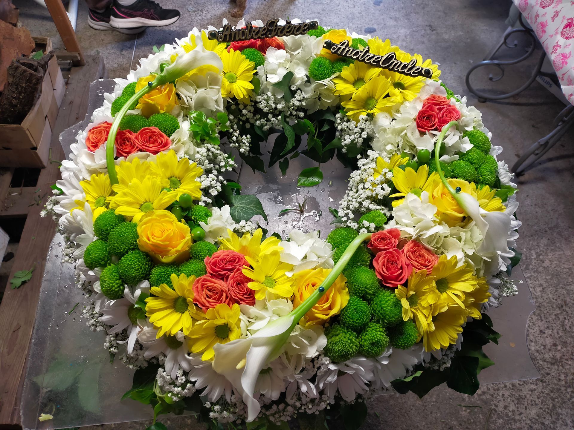 Une couronne de fleurs dans les tons chauds