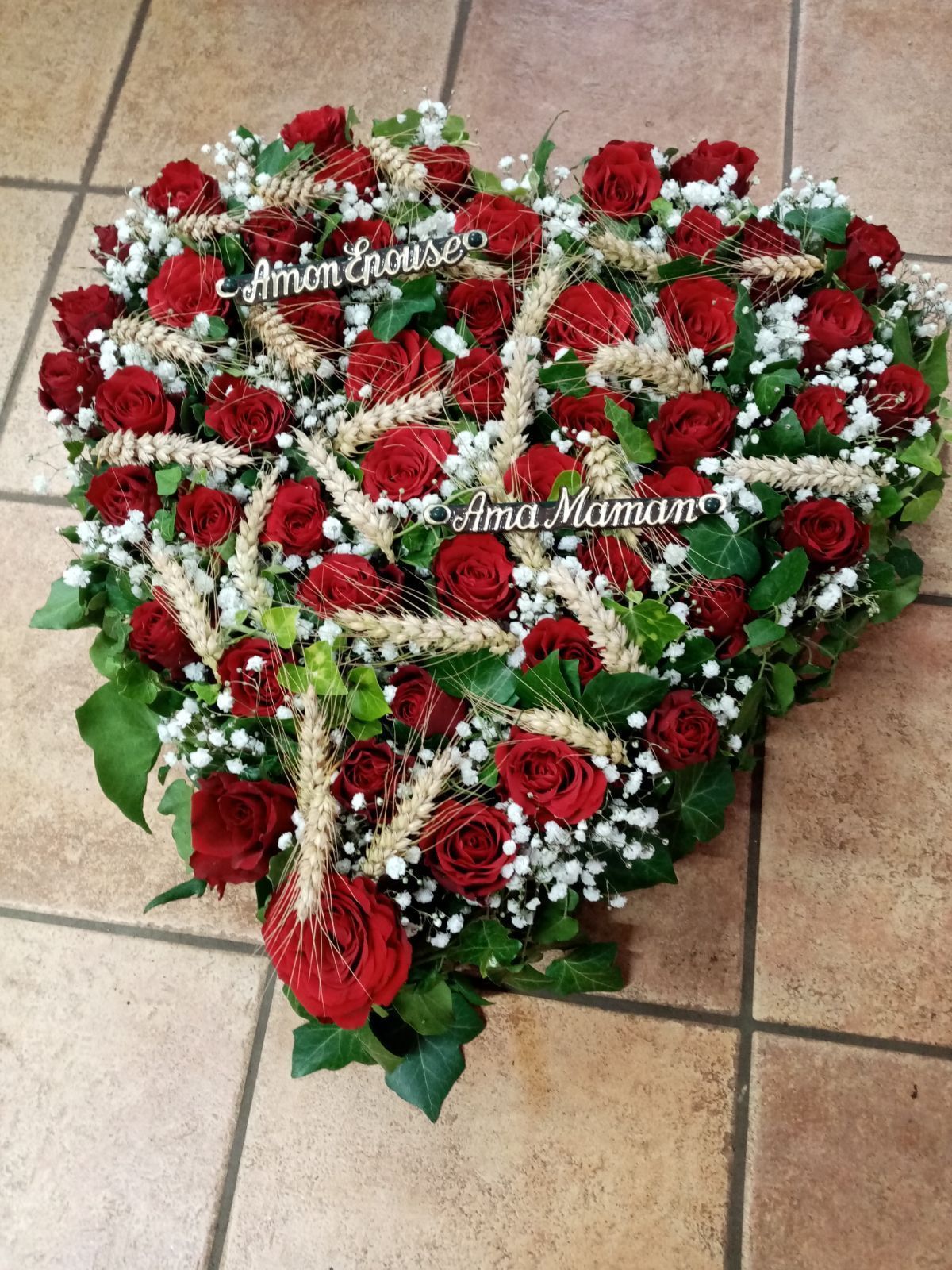 Une composition florale en forme de cœur avec des roses rouges