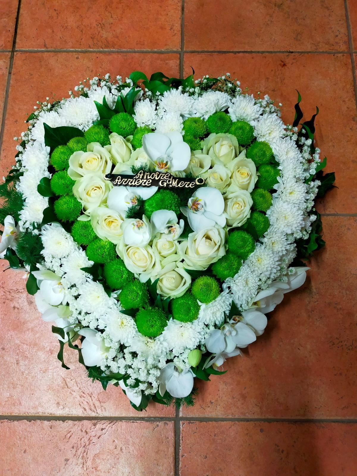 Une couronne de fleurs en forme de cœur dans des tons printaniers