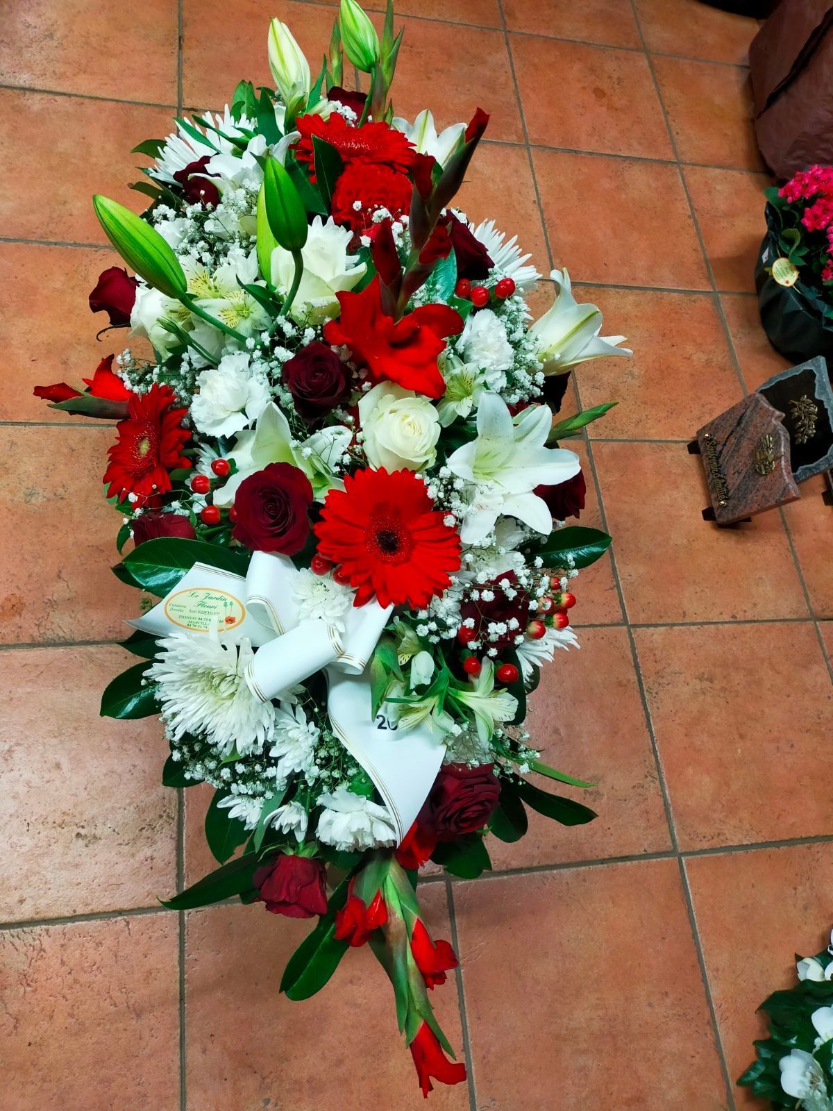 Une gerbe de fleurs blanches et rouges