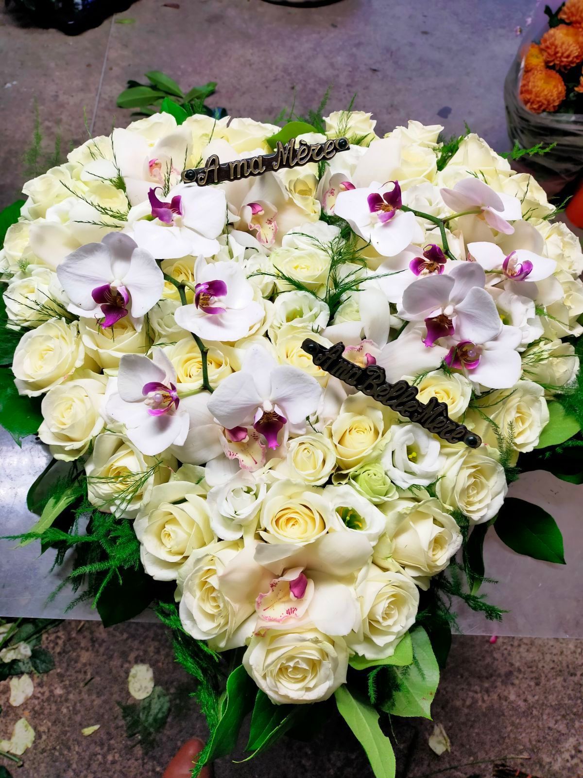 Une couronne de fleurs blanches en forme de coeur
