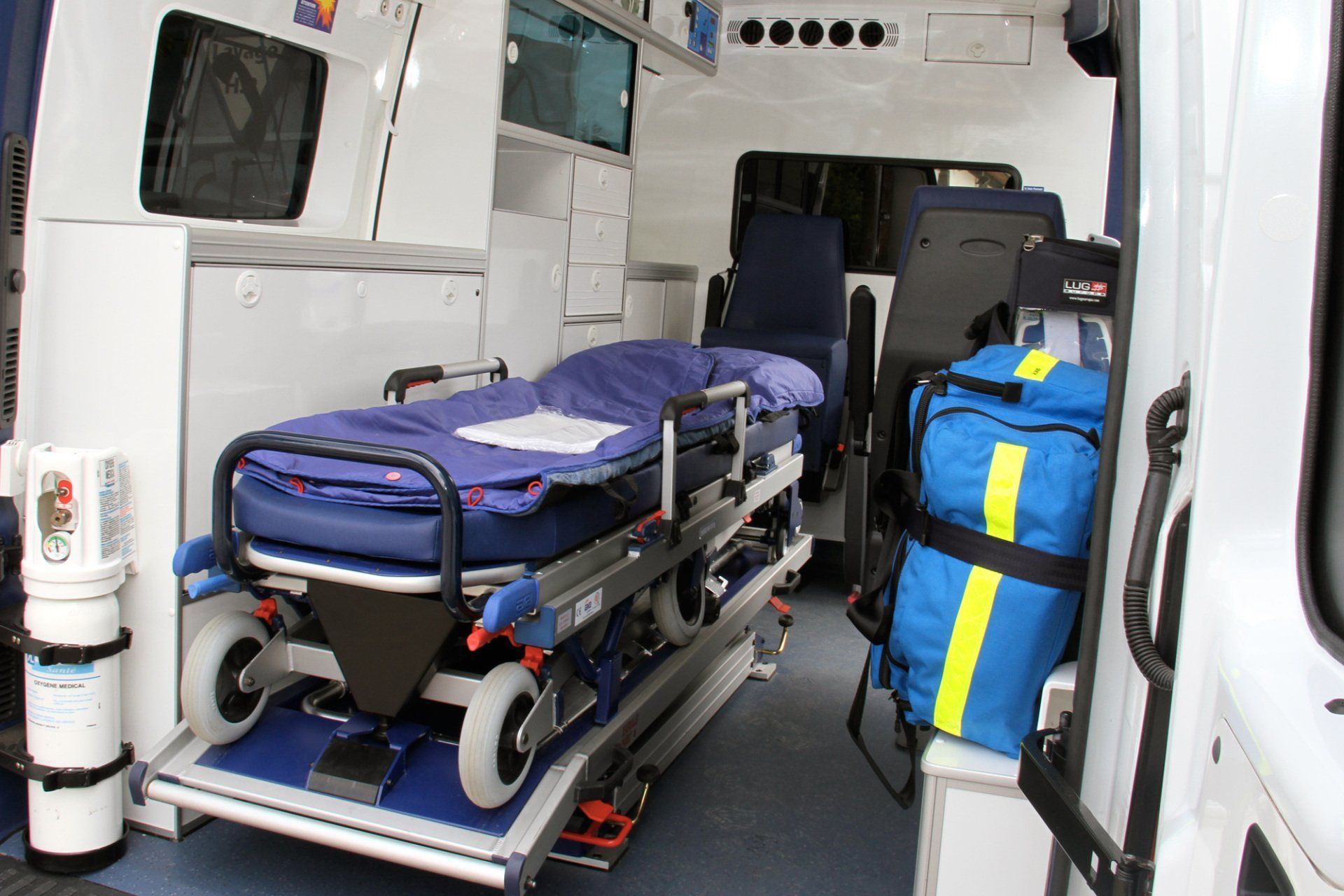 L'intérieur d'une ambulance avec ses équipements