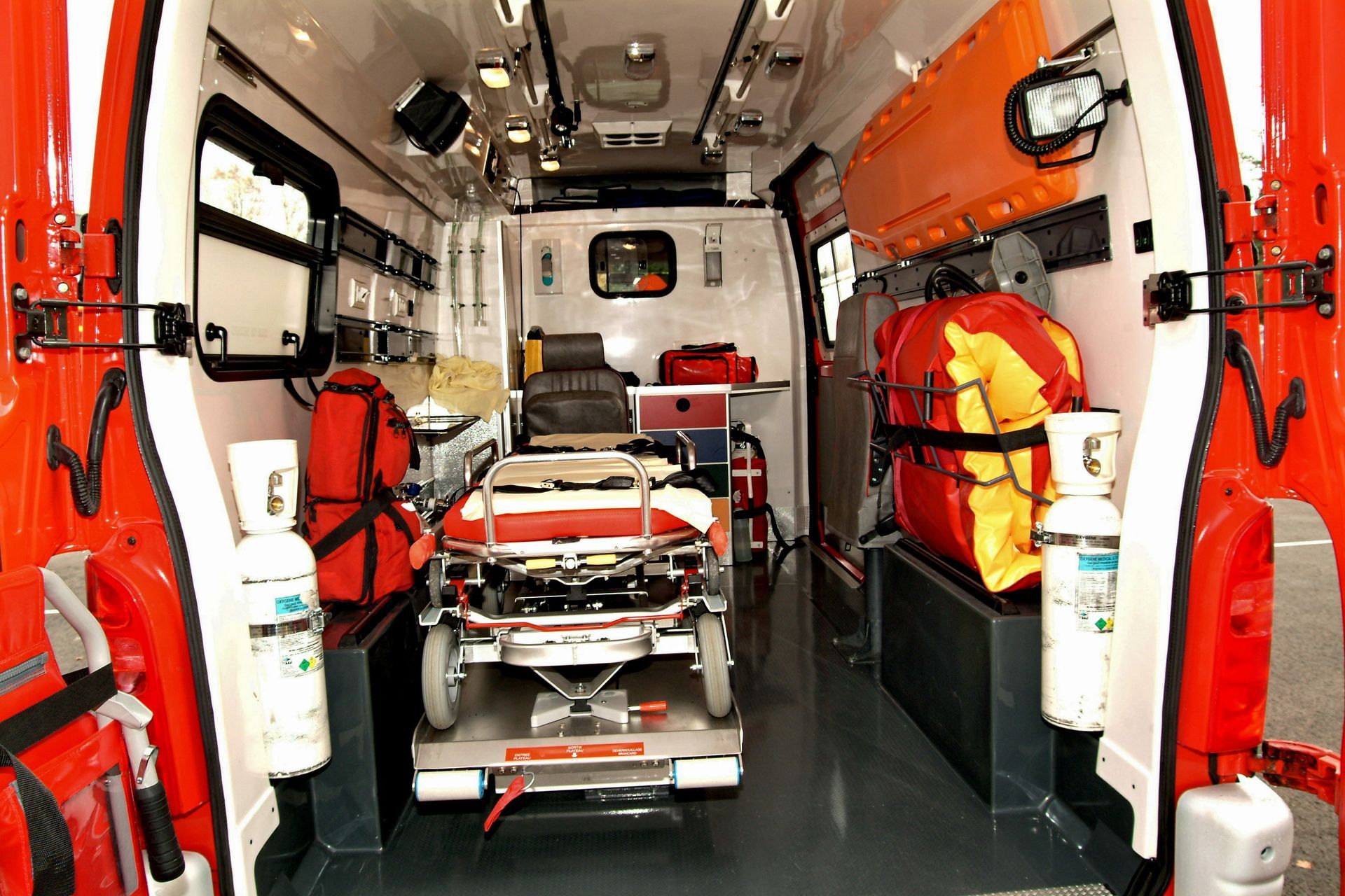 L'intérieur d'une ambulance aux portes rouges