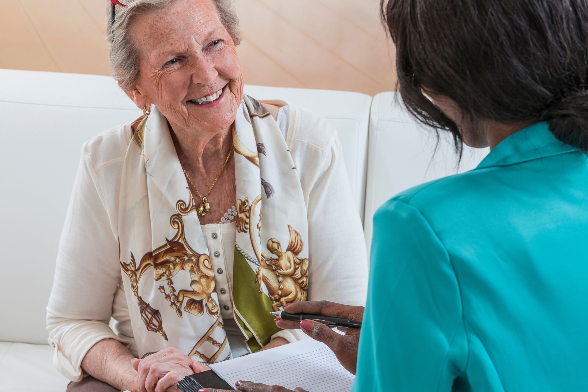 Une senior échange avec une conseillère funéraire