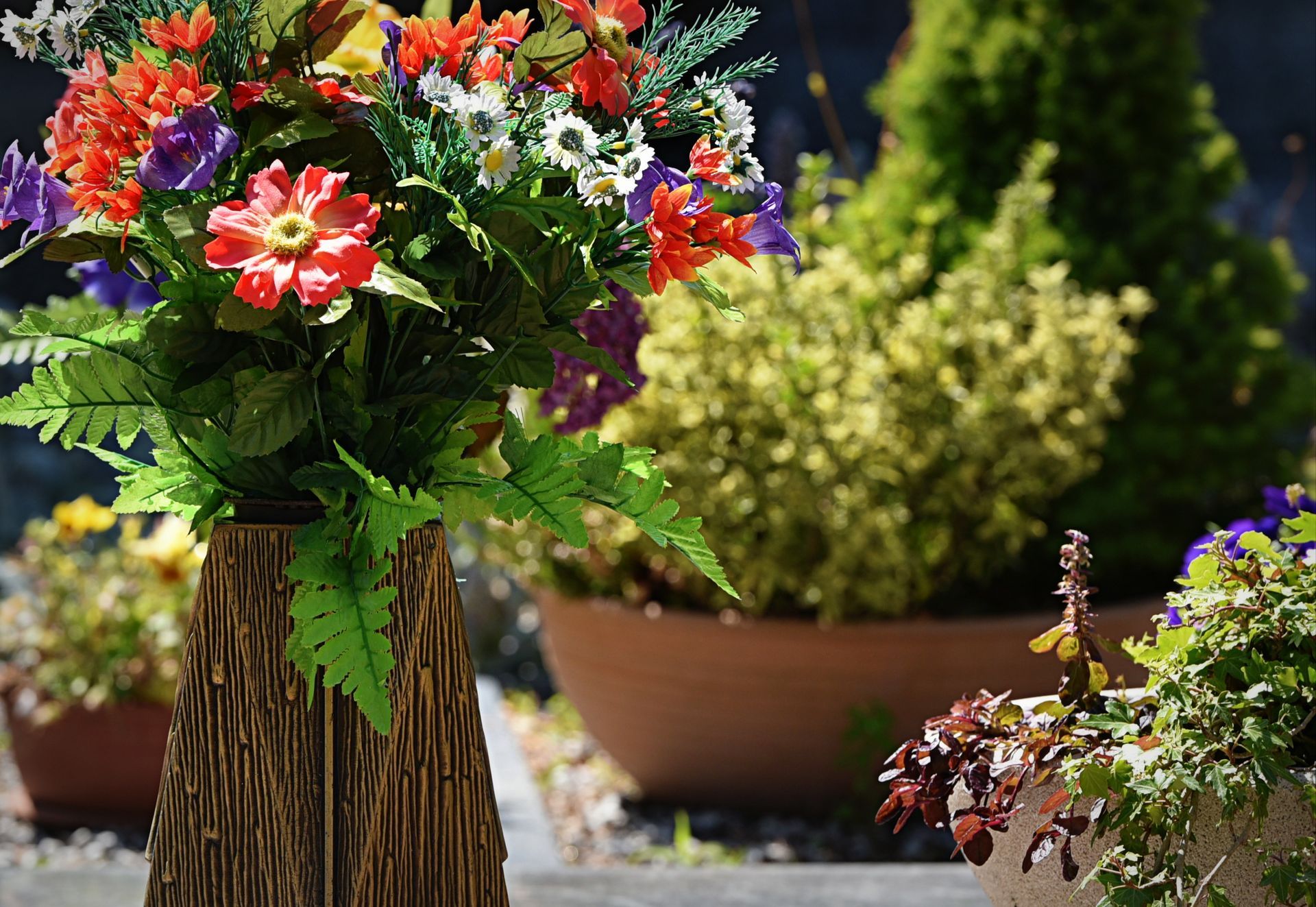 Des fleurs fraîches garnissent une tombe