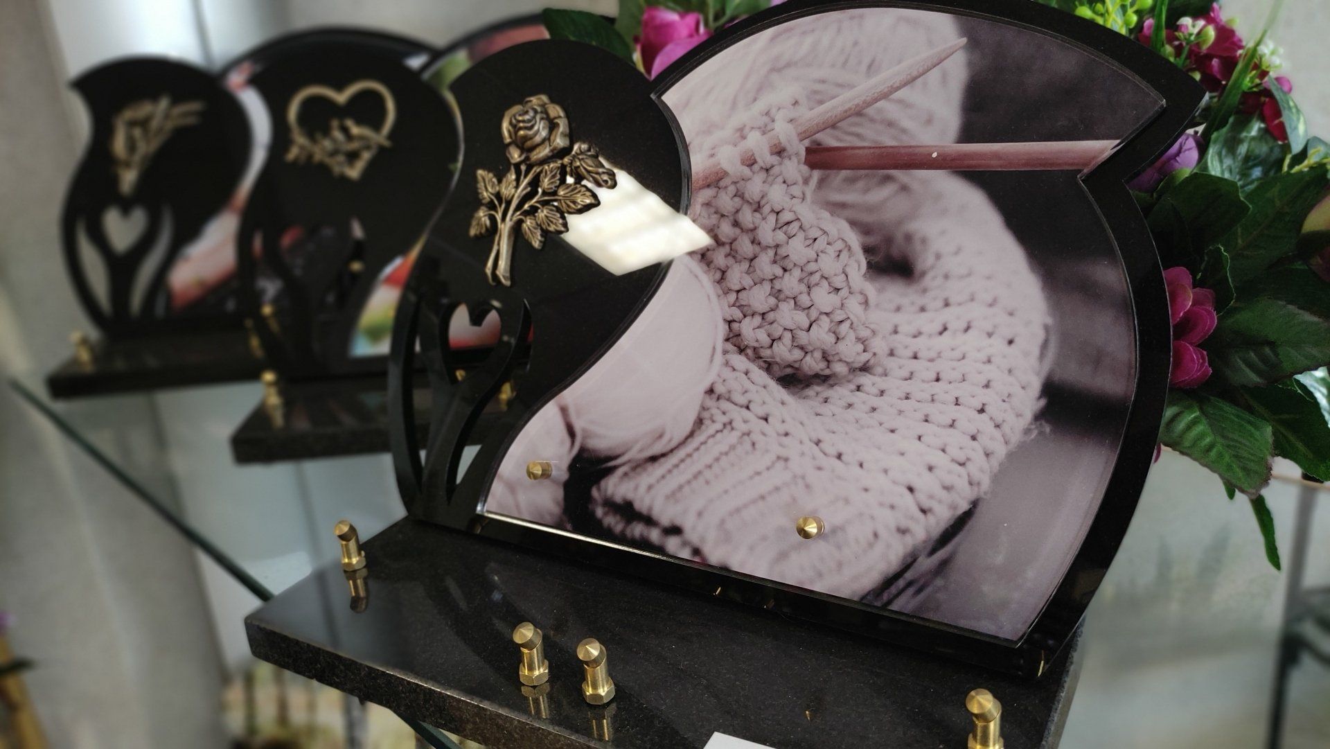 Une plaque funéraire avec un bonnet au crochet violet