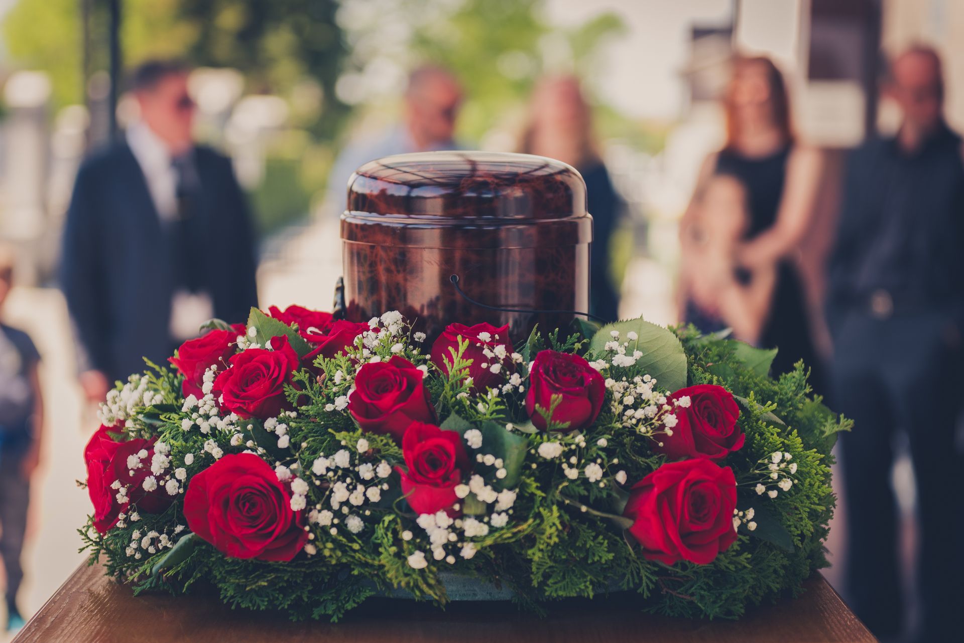Une urne décorée de fleurs à un enterrement