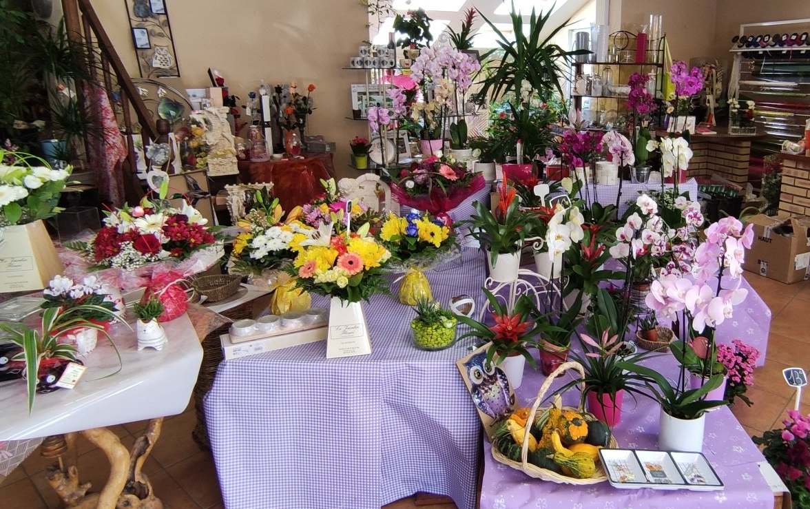 Une boutique de fleurs sur des nappes aux tons violets