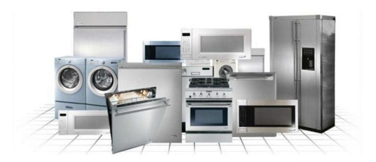 Un grupo de diversos electrodomésticos de cocina y lavandería de acero inoxidable dispuestos sobre un suelo de baldosas.