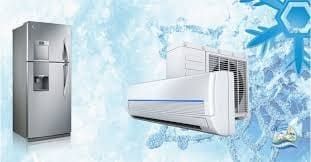 Un frigorífico plateado y un aire acondicionado blanco de tipo split sobre un fondo azul nevado.