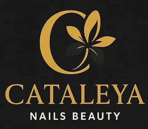 Logotipo para Cataleya Nails Beauty con una letra C dorada y un ícono floral sobre el texto dorado sobre un fondo negro.