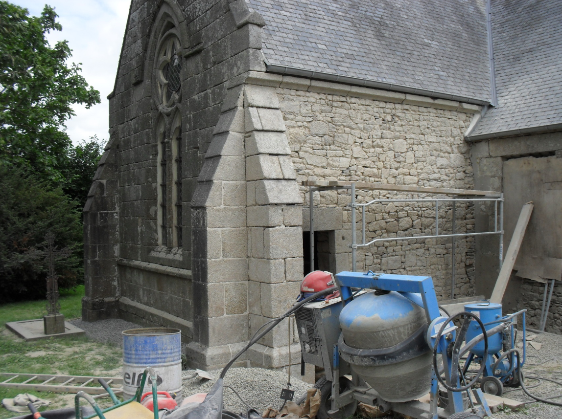 Travaux sur le mur extérieur de l'église de Saint-Eugienne