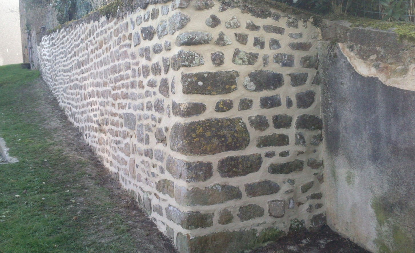 Mur restauré à la chaux - Avranches