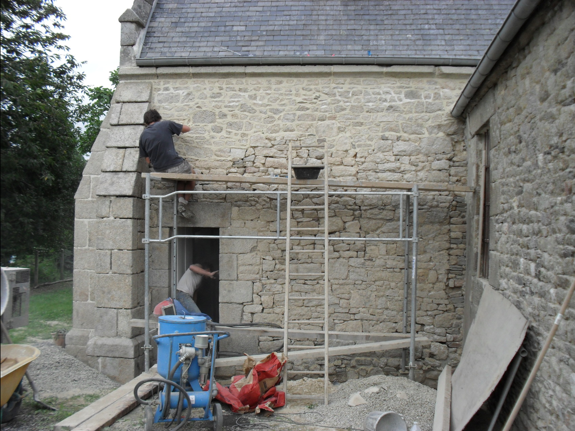 travaux sur le mur extérieur de l'église - sablage