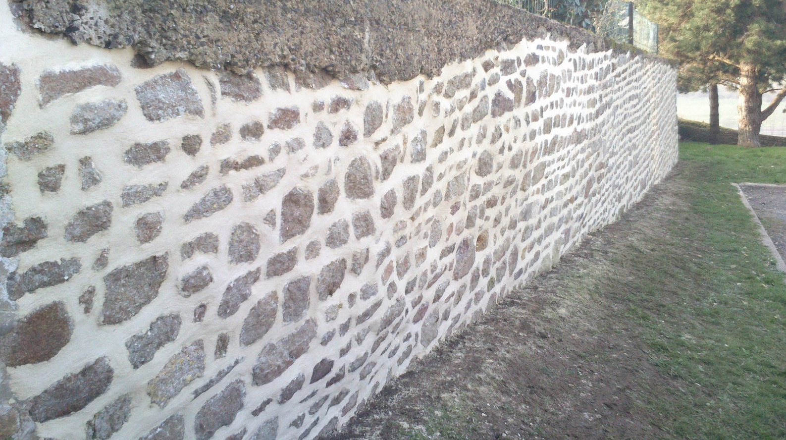 Mur restauré à la chaux à Avranches