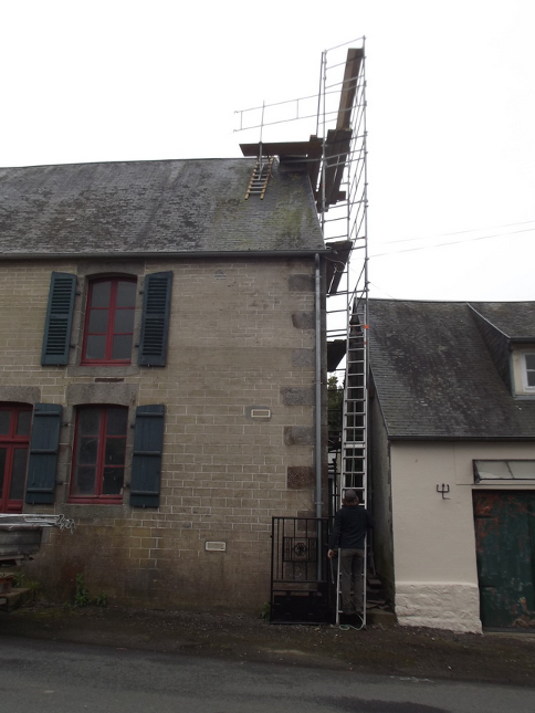 Restauration de la cheminée d'une maison à Chérencé-le-Roussel