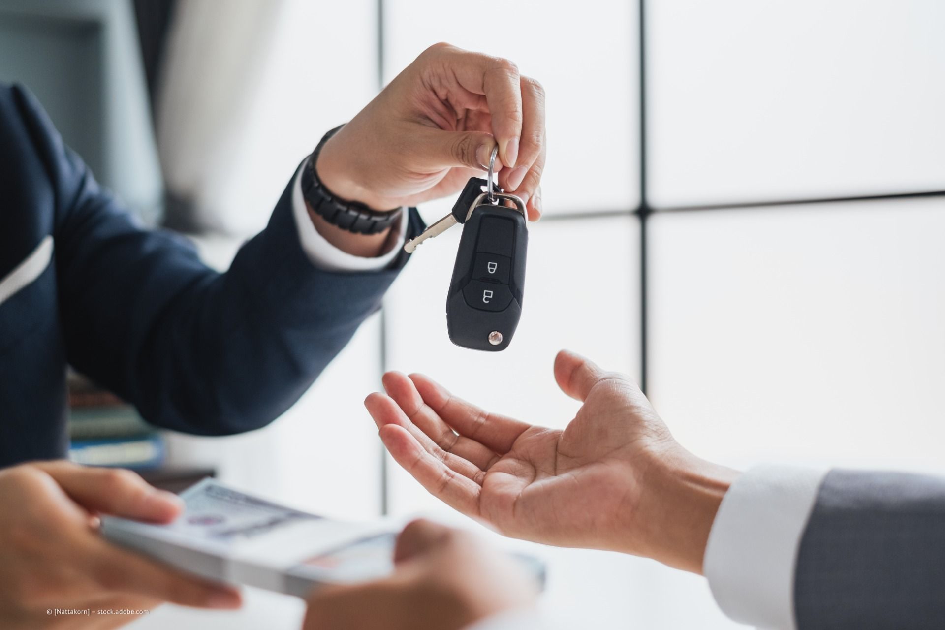 Dellen Ausbeulservice GmbH – Schlüsselübergabe nach erfolgreicher Reparatur