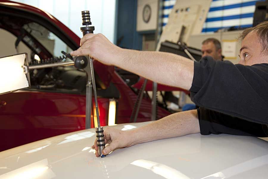 Dellen Ausbeulservice GmbH – Ausdrücken einer Delle