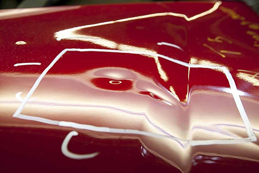 Dellen Ausbeulservice GmbH – Starke Verformung einer Fahrzeugkarosserie durch Hagelschlag