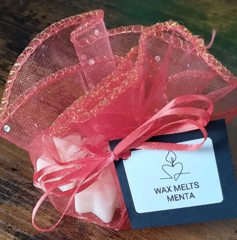Bolsa de regalo rosa con lazo y etiqueta