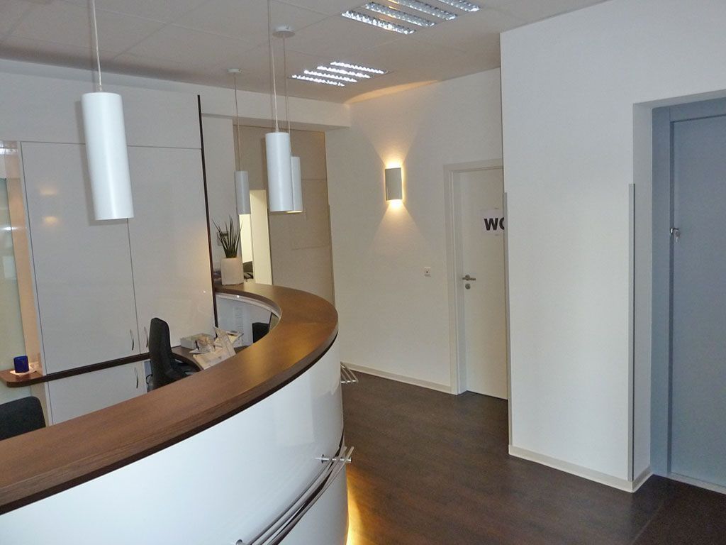Empfang mit Aufzug und WC | lungenaerzte-oberhausen.de