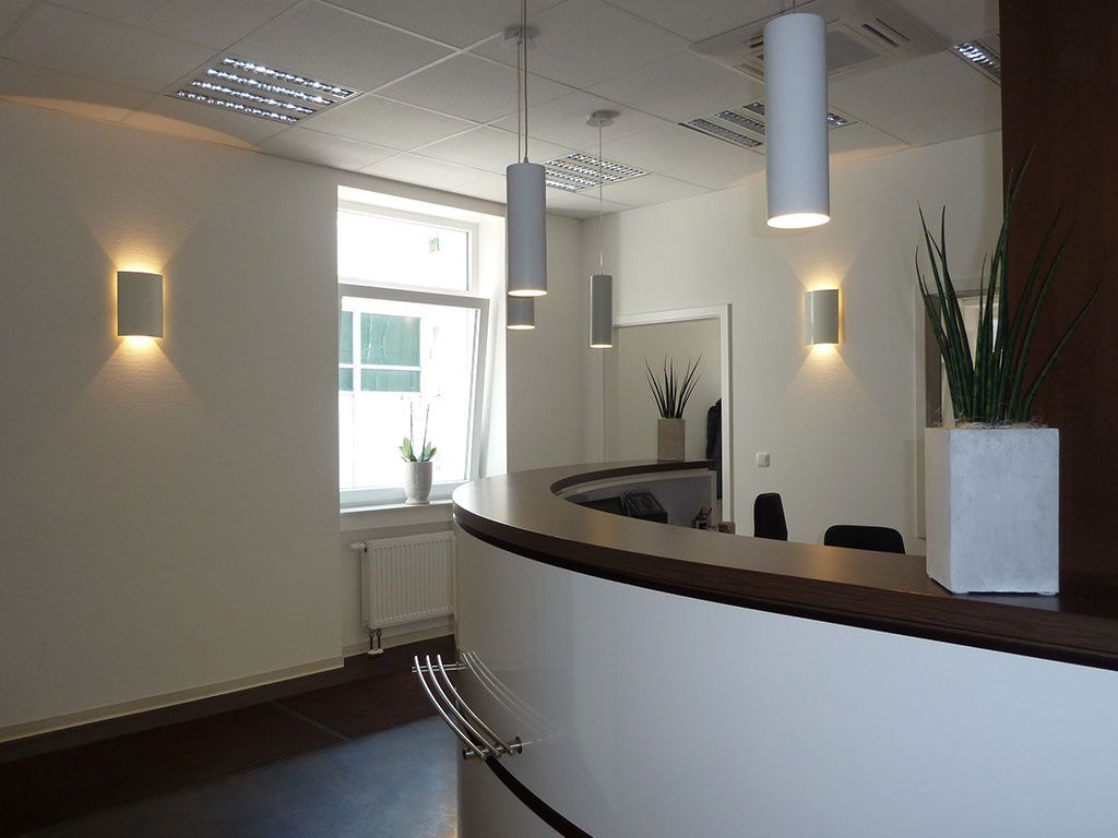 Empfang mit Fenster und Durchgang | lungenaerzte-oberhausen.de