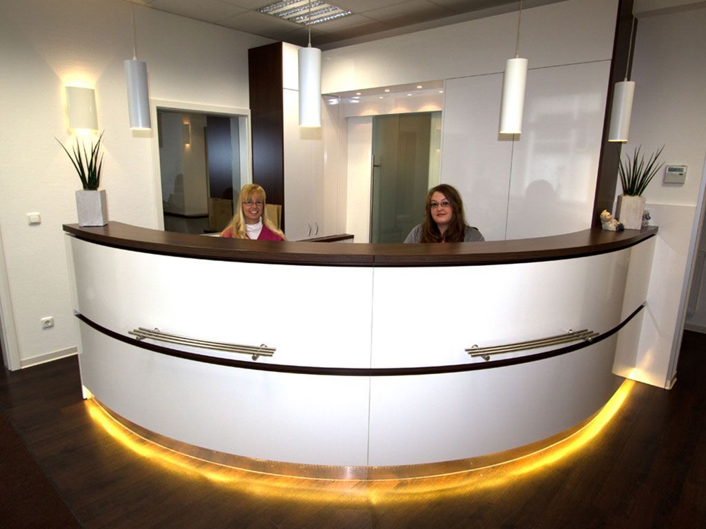 Zwei Damen am Empfang | lungenaerzte-oberhausen.de