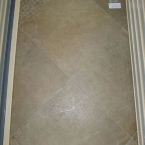 Fliese in hellen Brauntönen