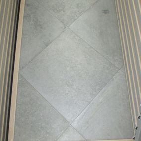 Fliesenmodell in hellem Grauton