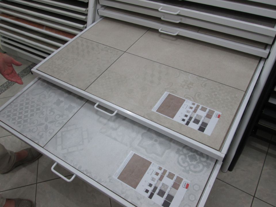 Schubfächer mit Fliesenmodellen in Grau und Beige