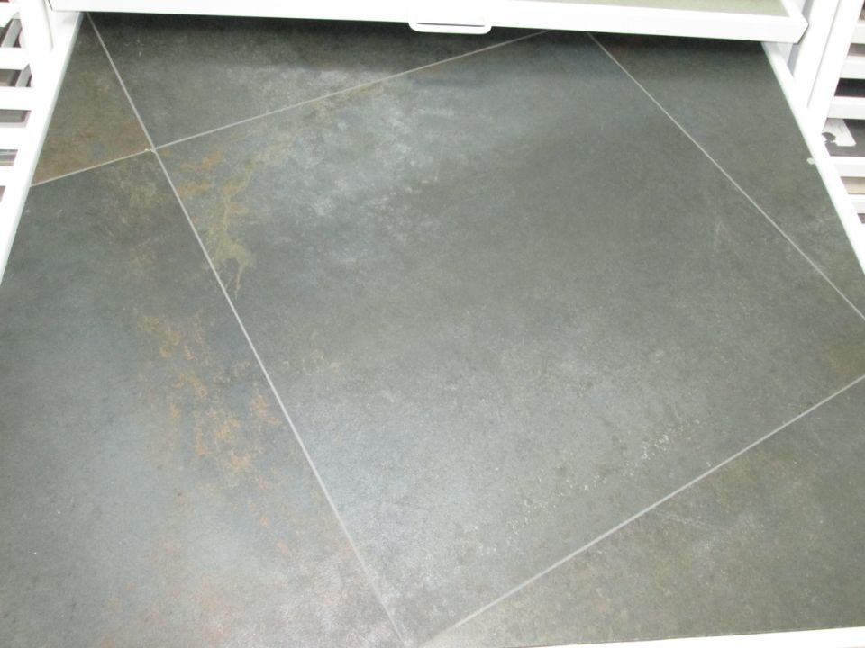 Schubfach mit Fliesen in einem Grauton