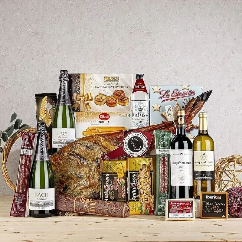 Una mesa de madera cubierta con botellas de vino y comida.